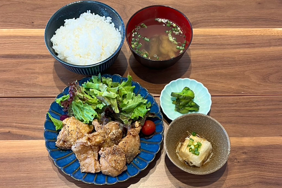 鶏の甘辛ダレ定食。富山県砺波市の定食・居酒屋サンタス食堂のフードメニュー。