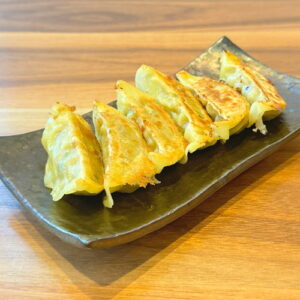 にんにくマシマシ餃子。富山県砺波市の定食・居酒屋サンタス食堂のフードメニュー。