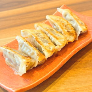 黒胡椒餃子。富山県砺波市の定食・居酒屋サンタス食堂のフードメニュー。
