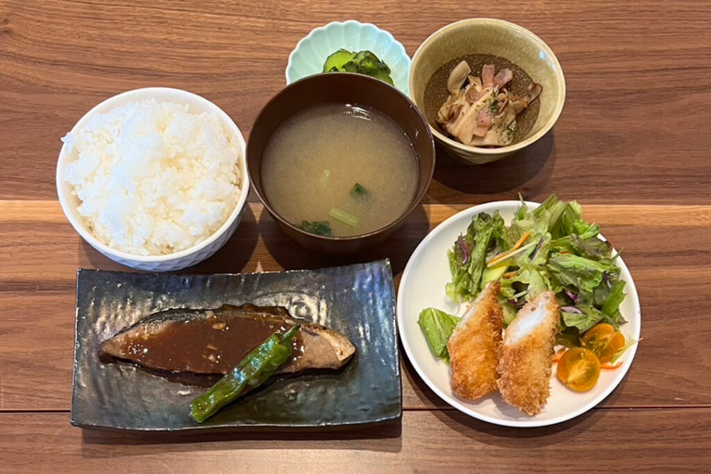ブリの照り焼き定食。富山県砺波市の定食・居酒屋サンタス食堂のフードメニュー。