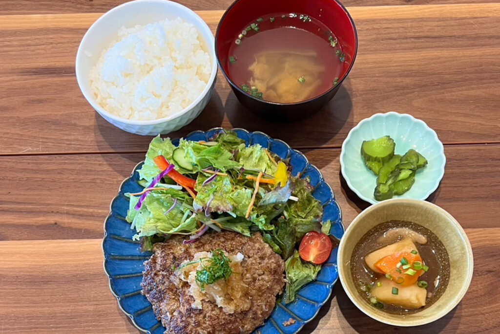 和風おろしハンバーグ定食。富山県砺波市の定食・居酒屋サンタス食堂のフードメニュー。
