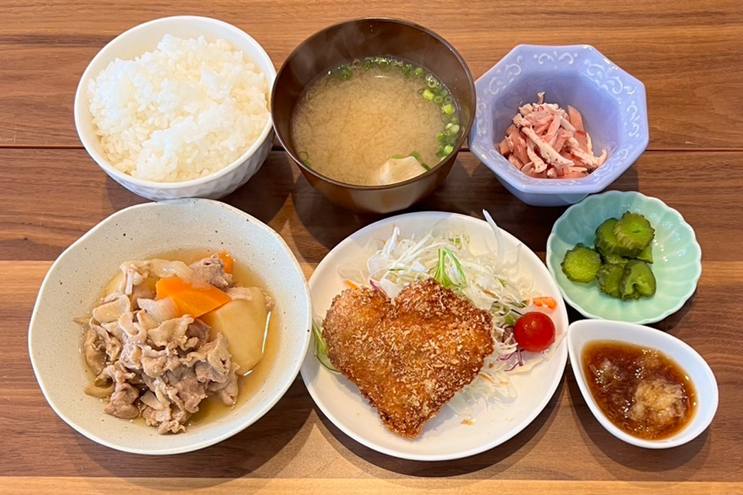 肉じゃがとチキンカツ定食。富山県砺波市の定食・居酒屋サンタス食堂のフードメニュー。