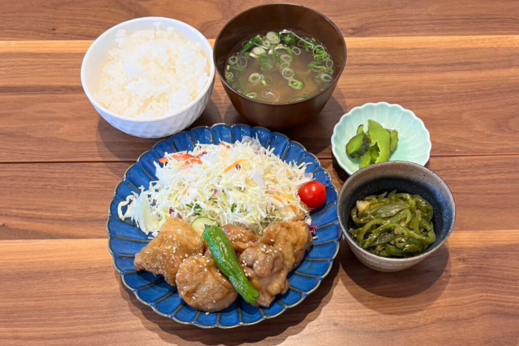 鶏の甘辛柚子胡椒定食。富山県砺波市の定食・居酒屋サンタス食堂のフードメニュー。