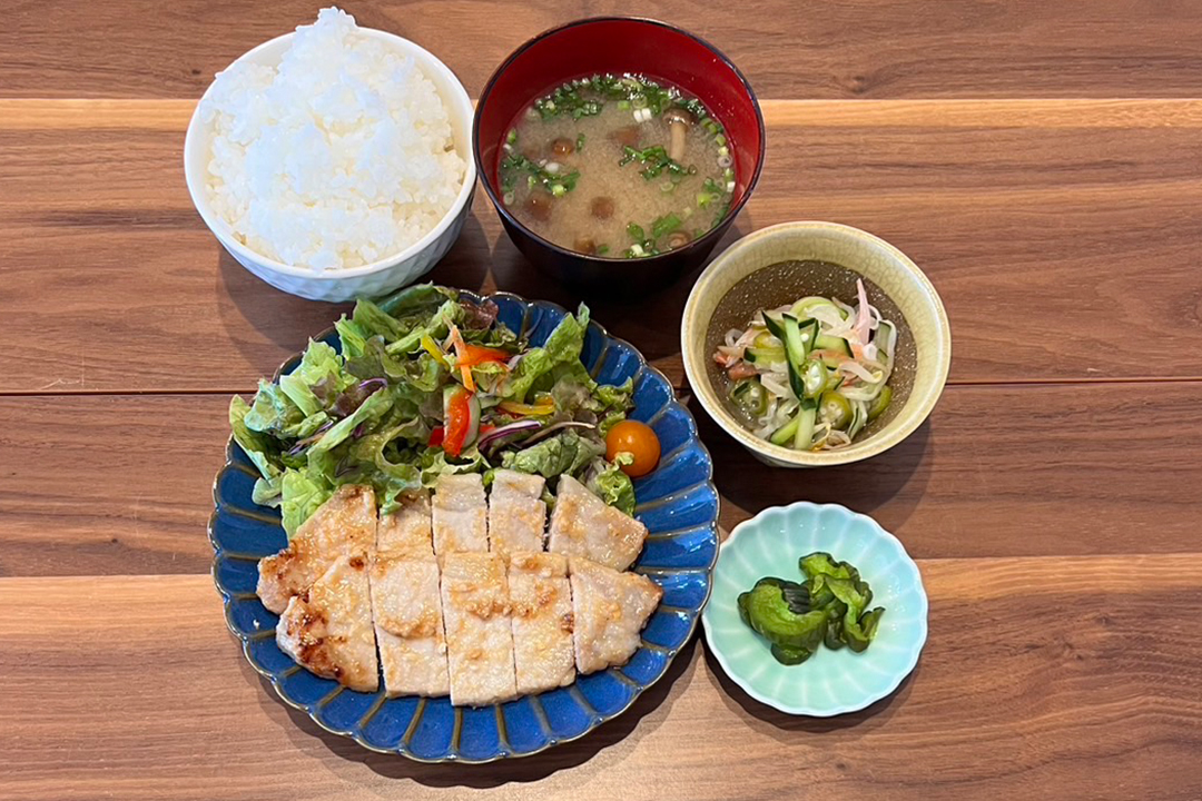 豚の麴みそ焼き定食。富山県砺波市の定食・居酒屋サンタス食堂のフードメニュー。