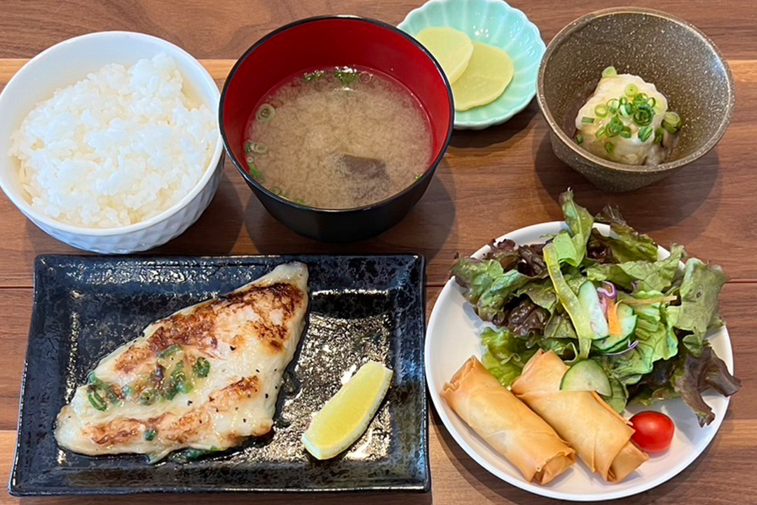 白身魚の塩レモン焼き定食。富山県砺波市の定食・居酒屋サンタス食堂のフードメニュー。