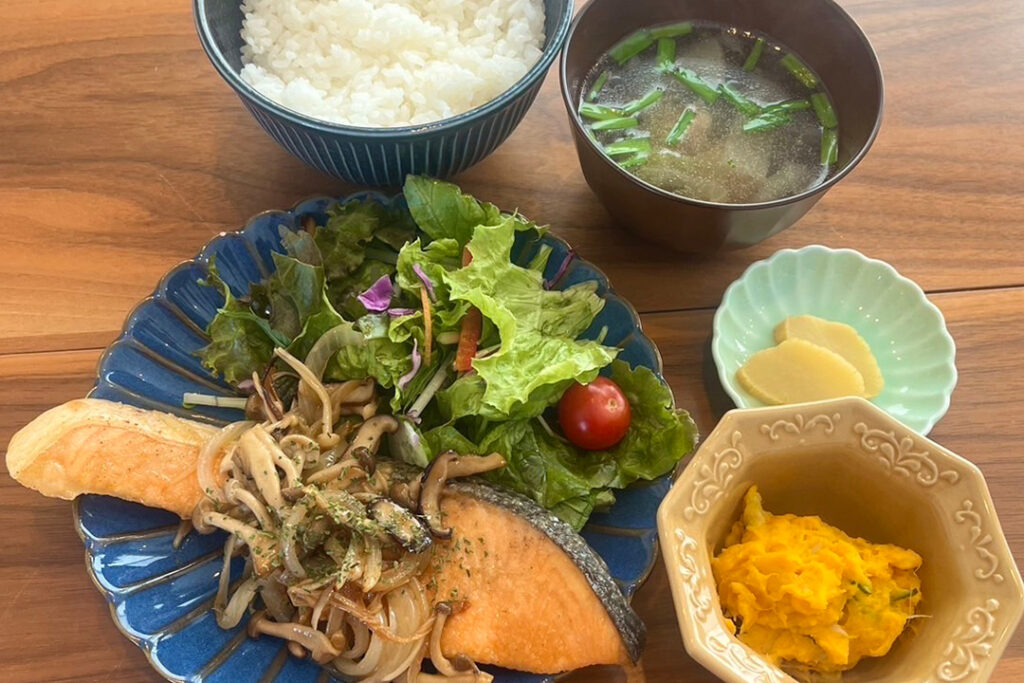 鮭のムニエルきのこソース定食。富山県砺波市の定食・居酒屋サンタス食堂のフードメニュー。