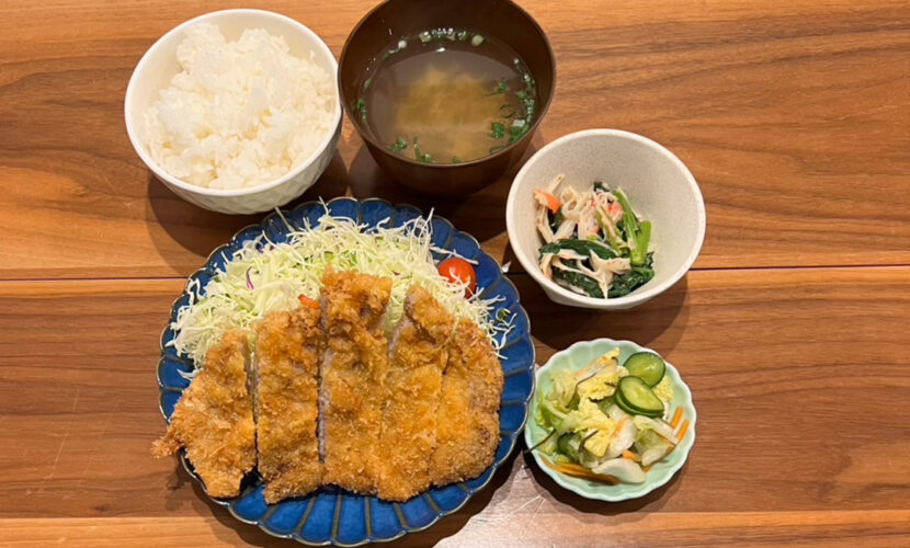 トンカツ定食。富山県砺波市の定食・居酒屋サンタス食堂のフードメニュー。