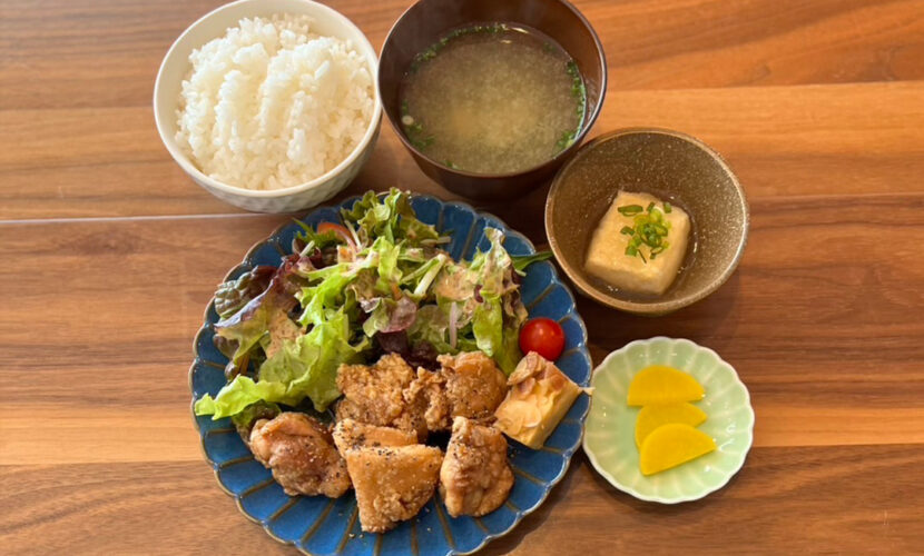 鶏の甘辛ダレ定食。富山県砺波市の定食・居酒屋サンタス食堂のフードメニュー。