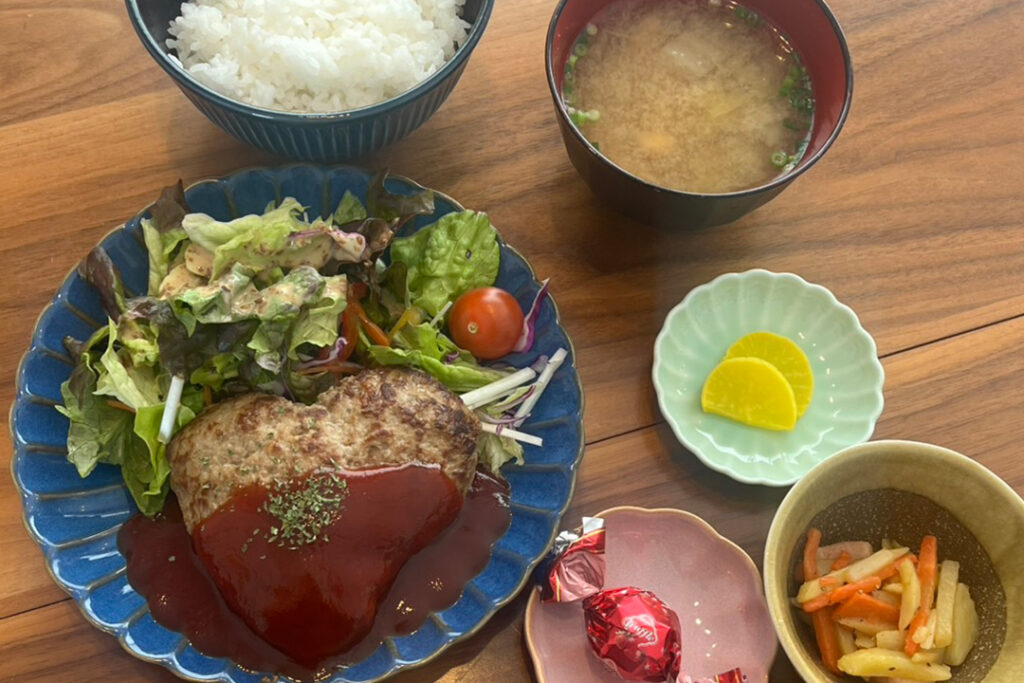 ハンバーグケチャップソース（ハート型）定食。富山県砺波市の定食・居酒屋サンタス食堂のフードメニュー。