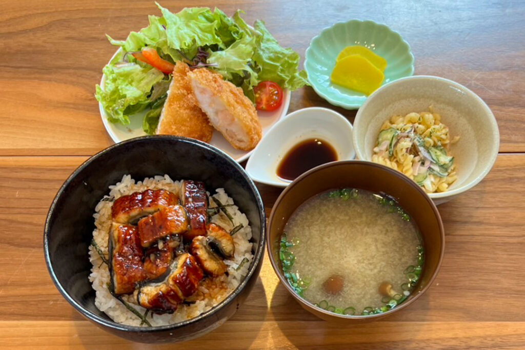 うなぎご飯＆エビカツ定食。富山県砺波市の定食・居酒屋サンタス食堂のフードメニュー。