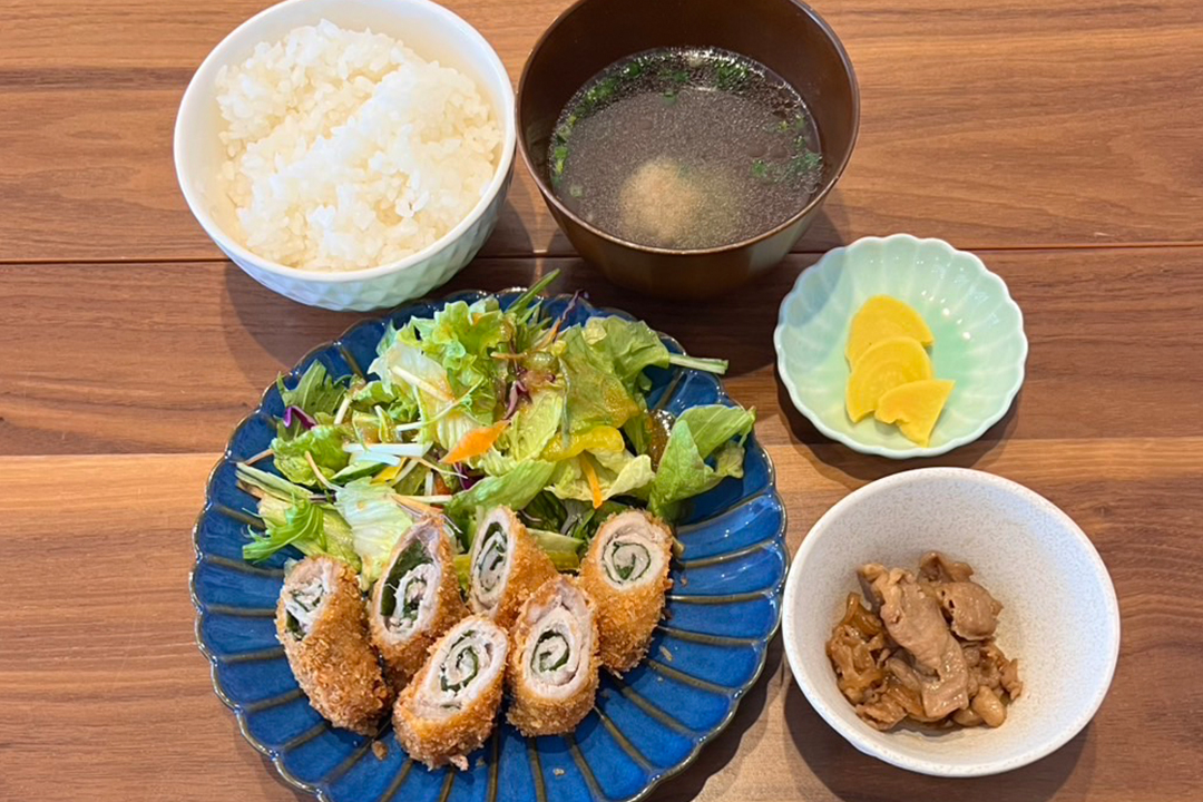 しそ巻き豚カツ定食。富山県砺波市の定食・居酒屋サンタス食堂のフードメニュー。