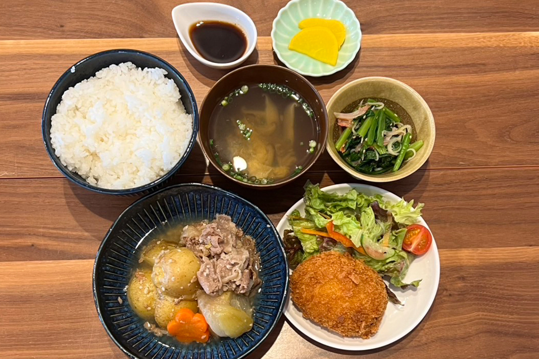 塩麴の肉じゃが定食。富山県砺波市の定食・居酒屋サンタス食堂のフードメニュー。