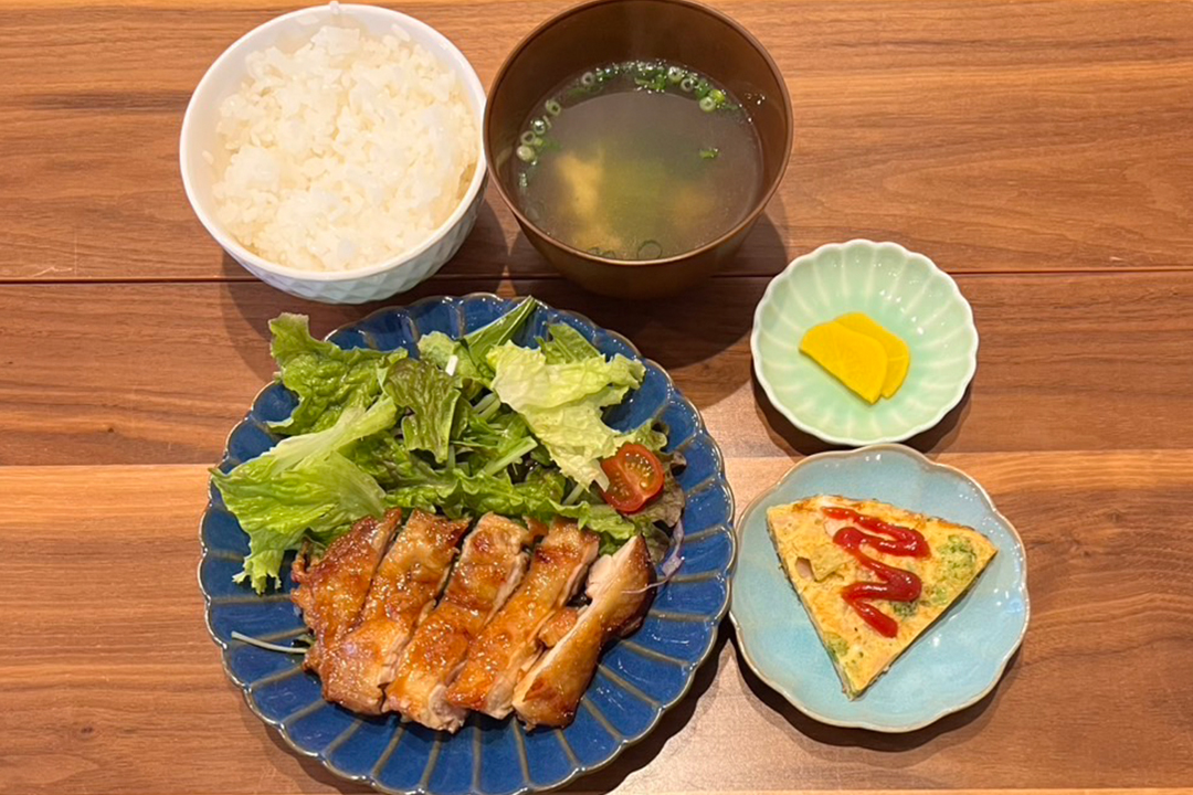 照り焼きチキン定食。富山県砺波市の定食・居酒屋サンタス食堂のフードメニュー。