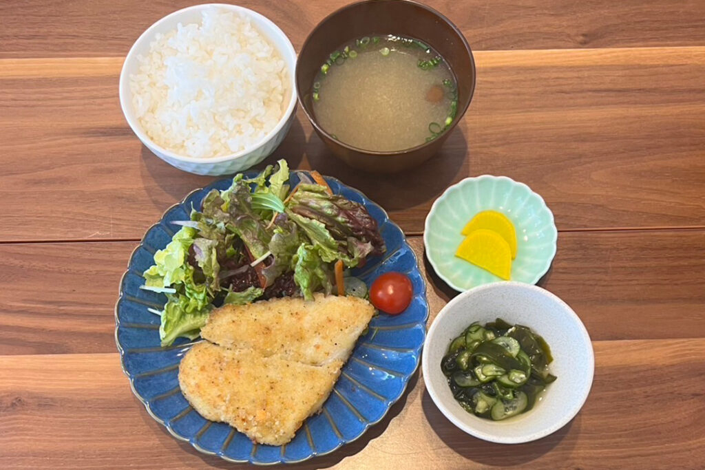 白身魚のチーズパン粉焼き5定食。富山県砺波市の定食・居酒屋サンタス食堂のフードメニュー。
