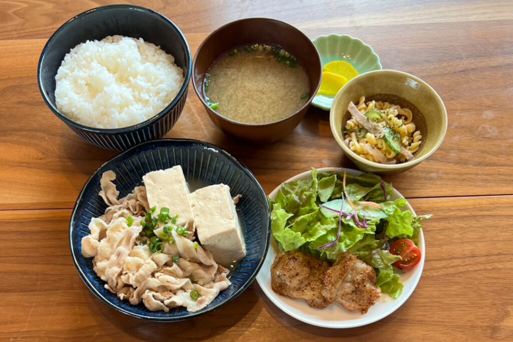 肉豆腐＆黒胡椒チキン定食。富山県砺波市の定食・居酒屋サンタス食堂のフードメニュー。