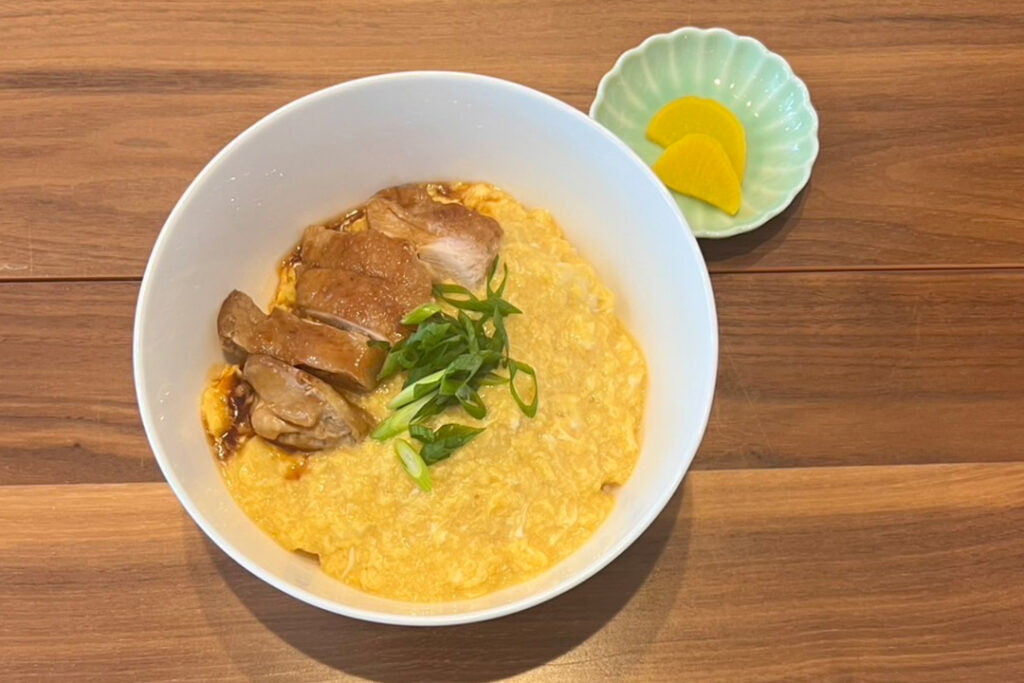 鶏てりたまあんかけ丼（ワンコイン）。富山県砺波市の定食・居酒屋サンタス食堂のフードメニュー。