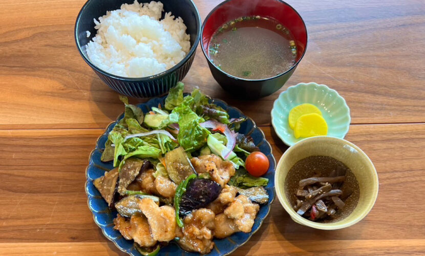 鶏と茄子の味噌炒め定食。富山県砺波市の定食・居酒屋サンタス食堂のフードメニュー。