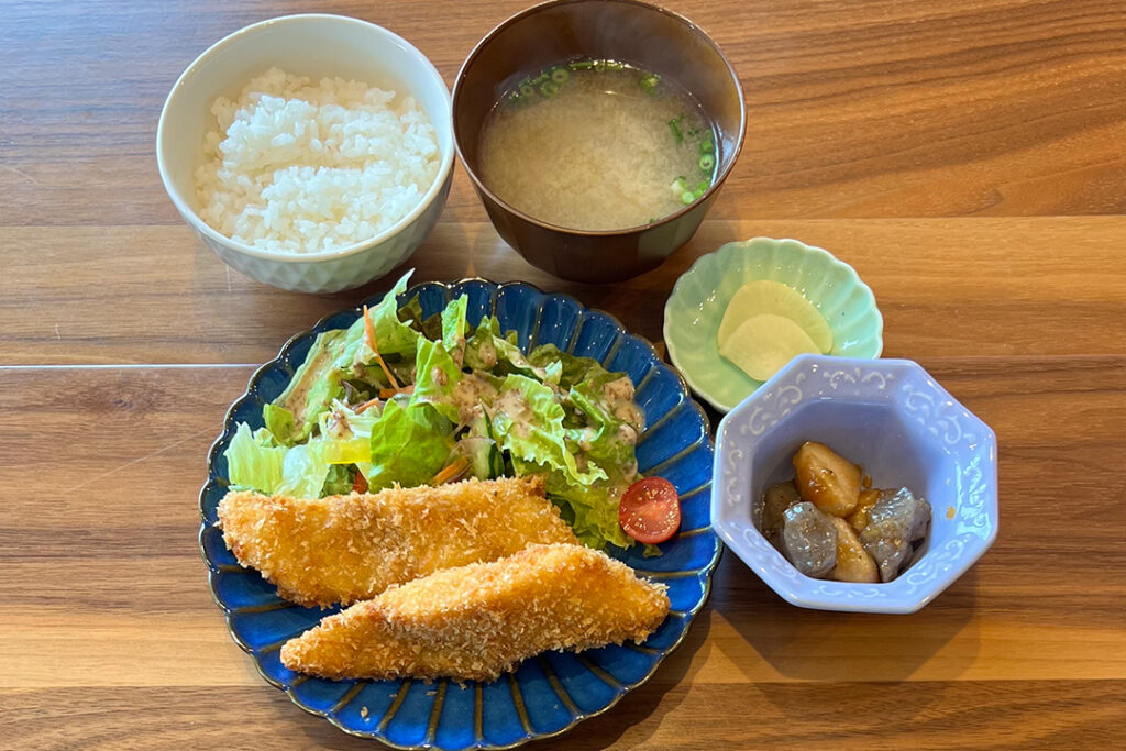 たらのフライ定食。富山県砺波市の定食・居酒屋サンタス食堂のフードメニュー。