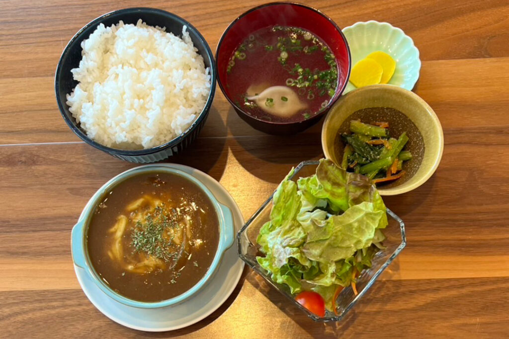 ハンバーグチーズカレーソース定食。富山県砺波市の定食・居酒屋サンタス食堂のフードメニュー。