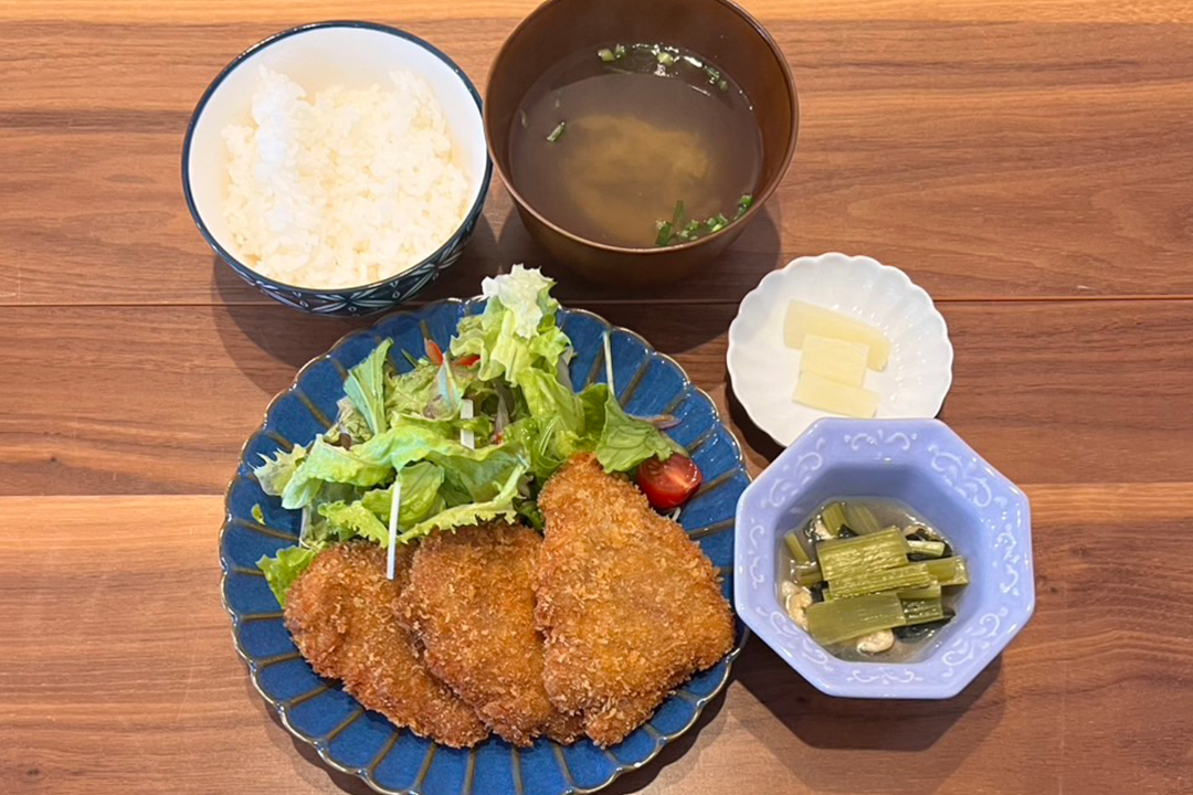 ヒレカツ定食。富山県砺波市の定食・居酒屋サンタス食堂のフードメニュー。