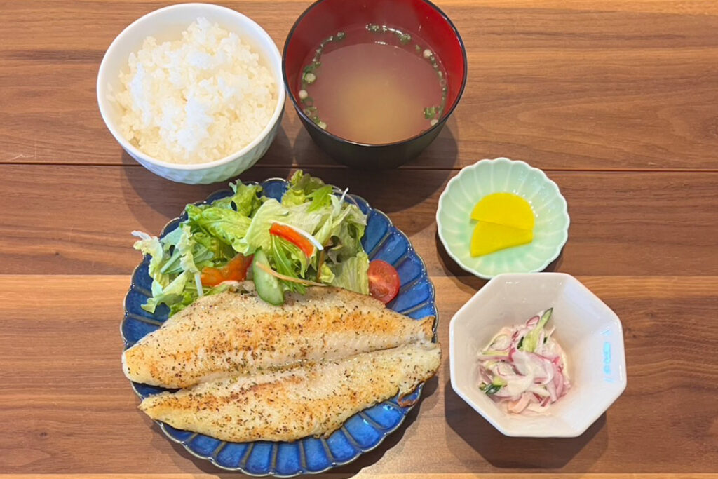 白身魚のバジルソテー定食。富山県砺波市の定食・居酒屋サンタス食堂のフードメニュー。
