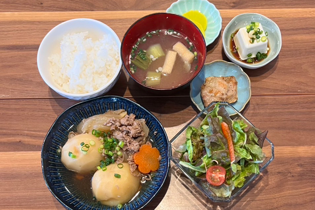 肉じゃが定食。富山県砺波市の定食・居酒屋サンタス食堂のフードメニュー。