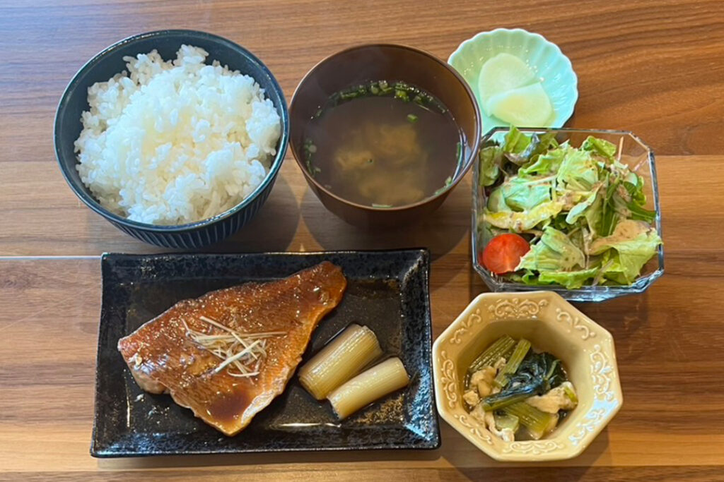赤魚の煮付け定食。富山県砺波市の定食・居酒屋サンタス食堂のフードメニュー。