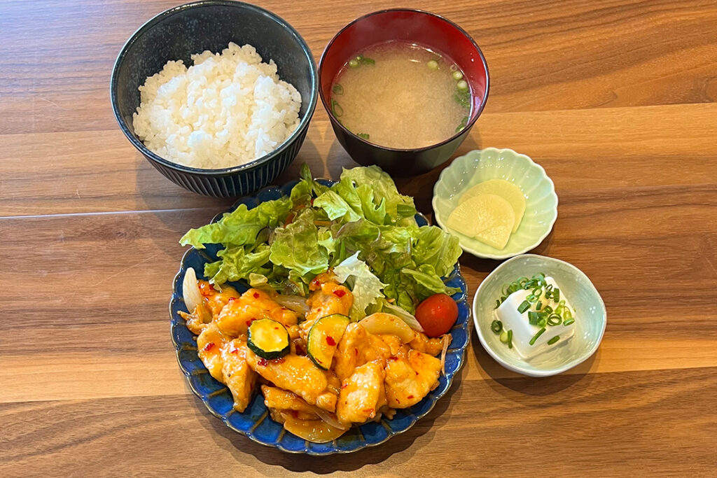 鶏のスイートチリソース定食。富山県砺波市の定食・居酒屋サンタス食堂のフードメニュー。