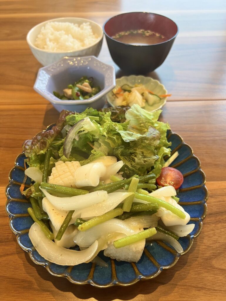 イカの塩だれ炒め。富山県砺波市の定食・居酒屋サンタス食堂のフードメニュー。
