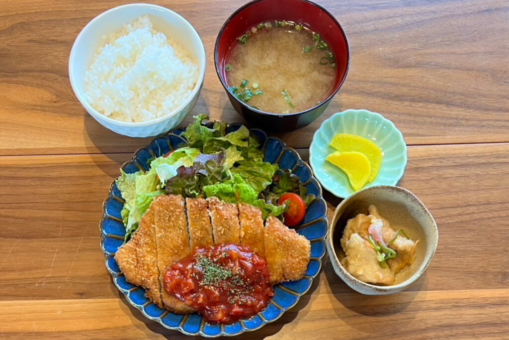 カツレツトマトソース定食。富山県砺波市の定食・居酒屋サンタス食堂のフードメニュー。