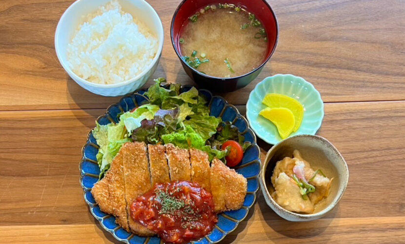 カツレツトマトソース定食。富山県砺波市の定食・居酒屋サンタス食堂のフードメニュー。
