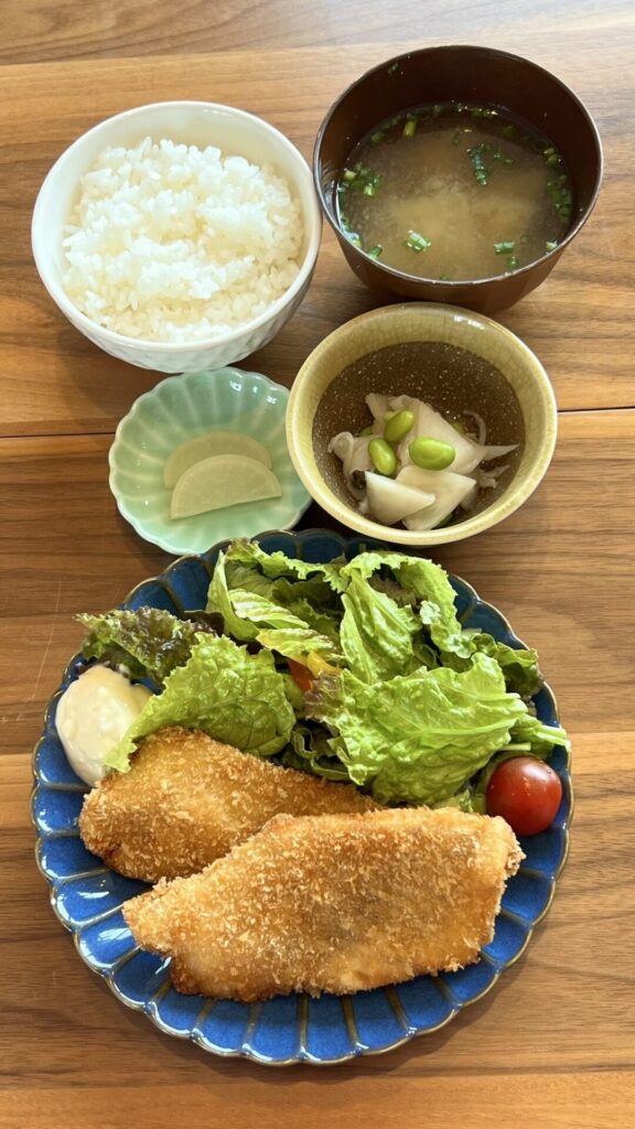 タラのフライ。富山県砺波市の定食・居酒屋サンタス食堂のフードメニュー。