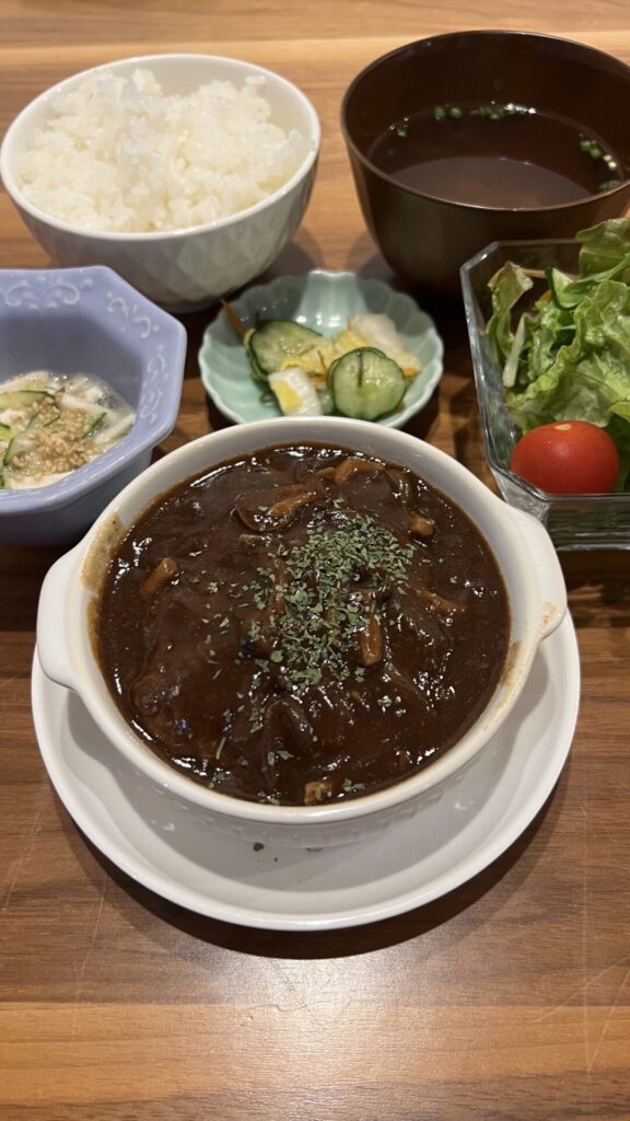 デミグラスハンバーグ。富山県砺波市の定食・居酒屋サンタス食堂のフードメニュー。
