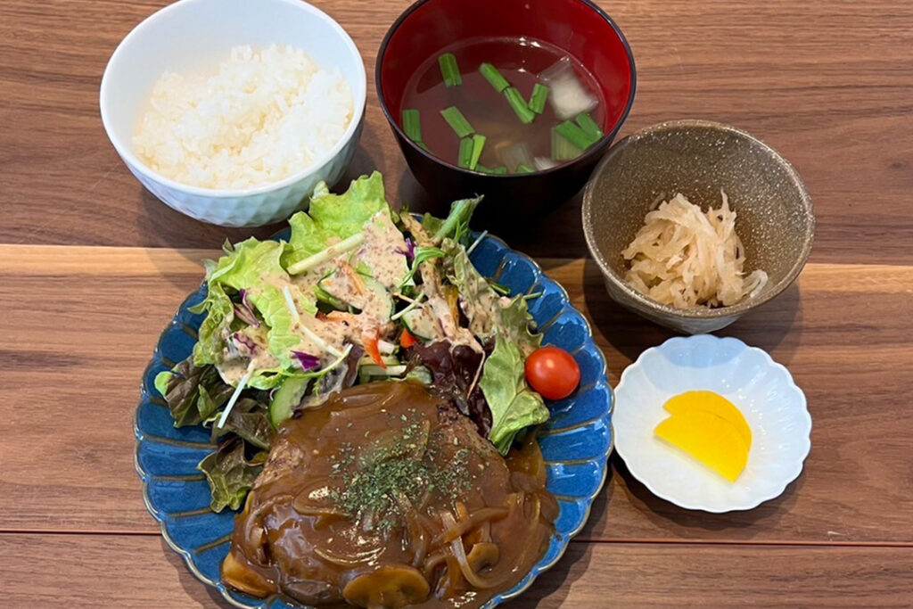 ハンバーグカレーソース定食。富山県砺波市の定食・居酒屋サンタス食堂のフードメニュー。