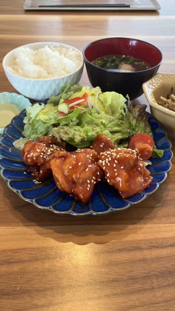 ヤンニョムチキン。富山県砺波市の定食・居酒屋サンタス食堂のフードメニュー。