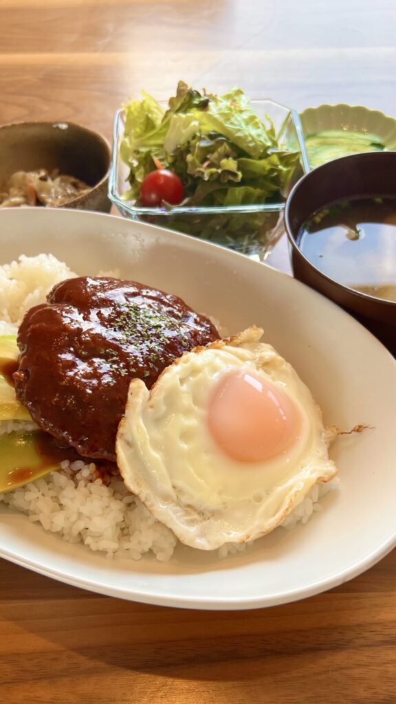 ロコモコ丼。富山県砺波市の定食・居酒屋サンタス食堂のフードメニュー。