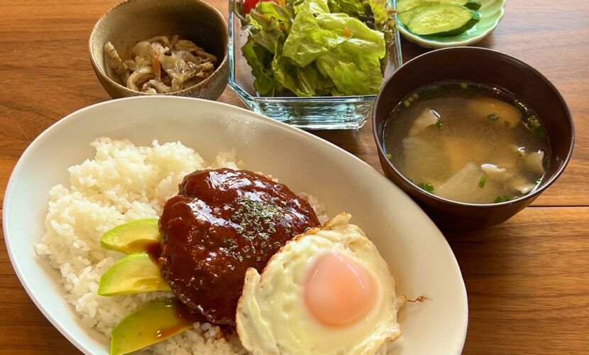 ロコモコ丼。富山県砺波市の定食・居酒屋サンタス食堂のフードメニュー。