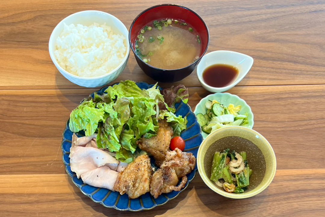 ローストポークと鶏の甘辛だれ定食。富山県砺波市の定食・居酒屋サンタス食堂のフードメニュー。