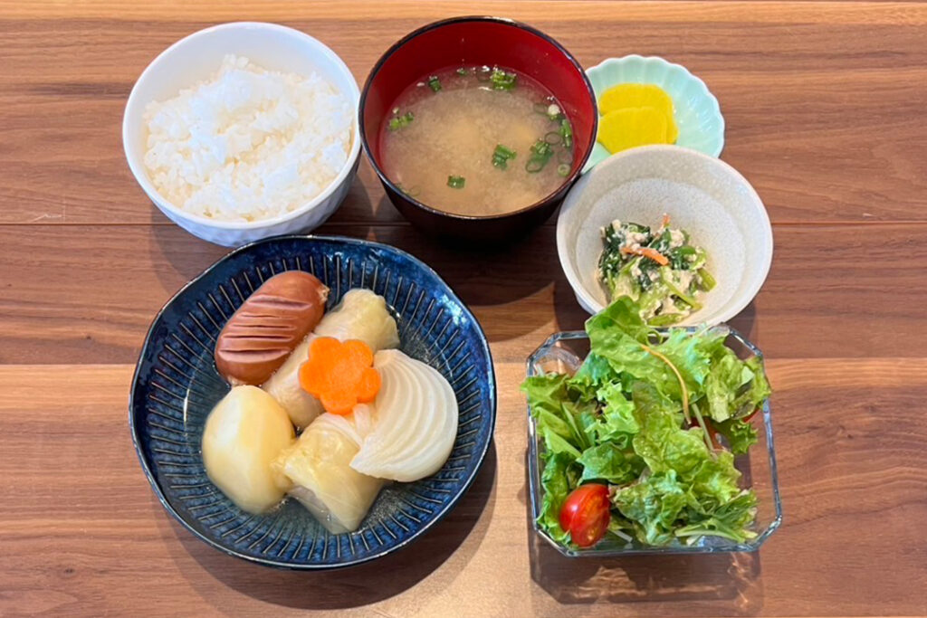 ロールキャベツポトフ風定食。富山県砺波市の定食・居酒屋サンタス食堂のフードメニュー。