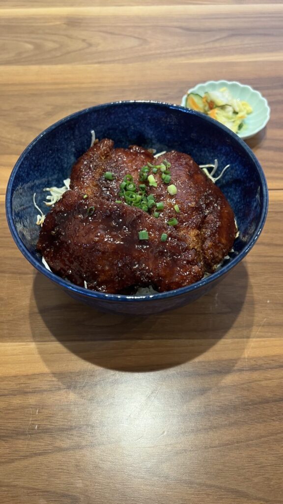 ワンコイン丼（ソースチキンカツ）。富山県砺波市の定食・居酒屋サンタス食堂のフードメニュー。