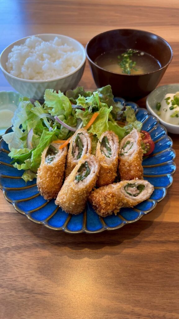 梅しそ巻き豚カツ。富山県砺波市の定食・居酒屋サンタス食堂のフードメニュー。