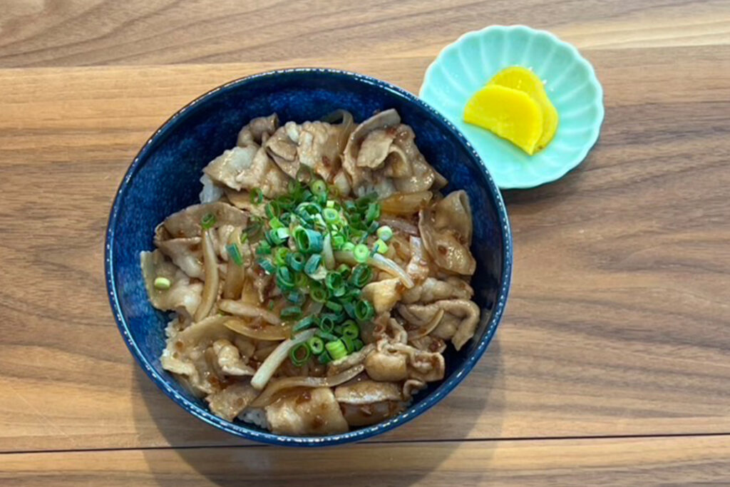 生姜焼き丼（ワンコイン）。富山県砺波市の定食・居酒屋サンタス食堂のフードメニュー。