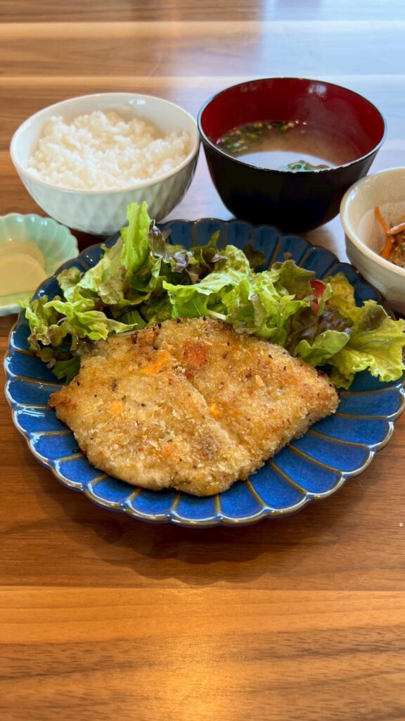 白身魚のチーズパン粉焼き。富山県砺波市の定食・居酒屋サンタス食堂のフードメニュー。
