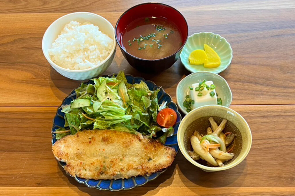 白身魚の香草パン粉焼き3定食。富山県砺波市の定食・居酒屋サンタス食堂のフードメニュー。