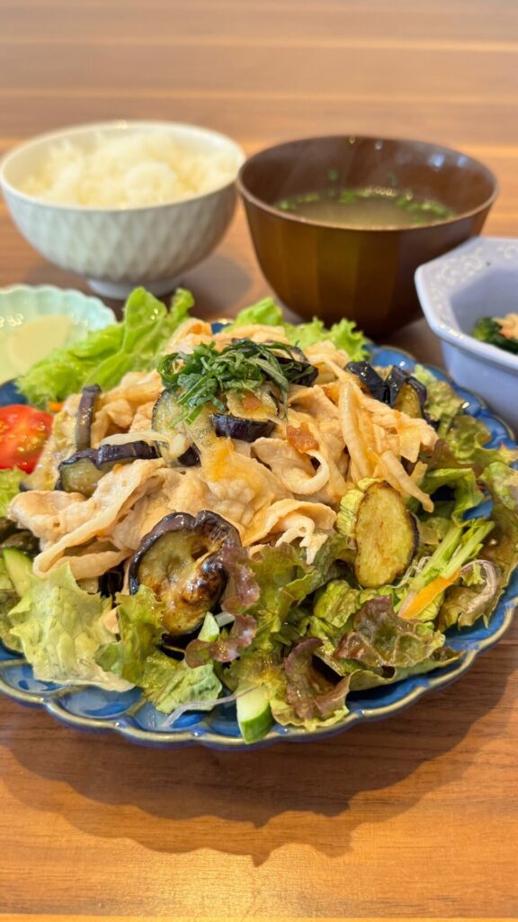 豚肉と茄子の冷しゃぶ。富山県砺波市の定食・居酒屋サンタス食堂のフードメニュー。