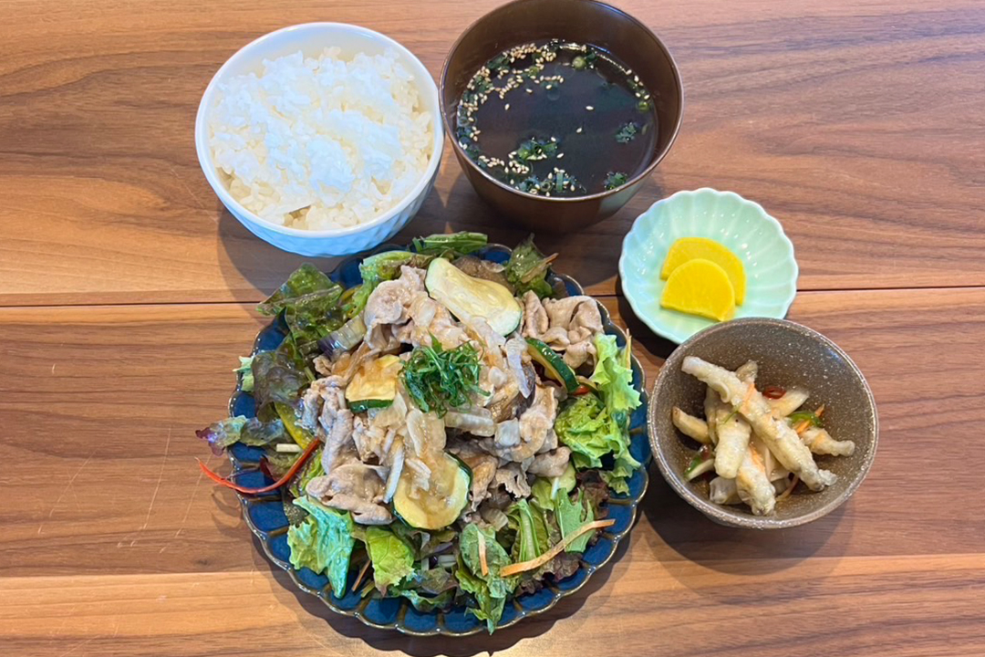 豚肉と茄子の梅ポン酢定食。富山県砺波市の定食・居酒屋サンタス食堂のフードメニュー。
