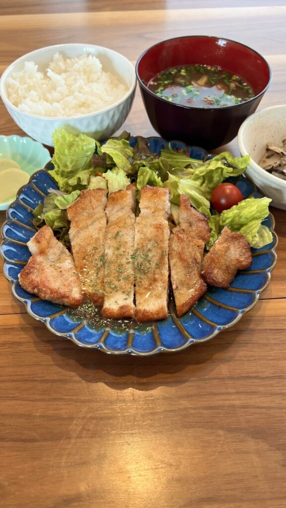 豚肉のソテー。富山県砺波市の定食・居酒屋サンタス食堂のフードメニュー。