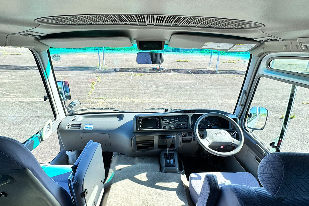 運転席から撮影。団体利用に最適26人乗りマイクロバスレンタカー｜クラブチーム・少年団・送迎に。