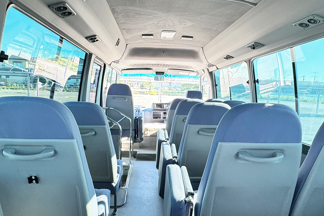 後部座席から運転席へ撮影。団体利用に最適26人乗りマイクロバスレンタカー｜クラブチーム・少年団・送迎に。