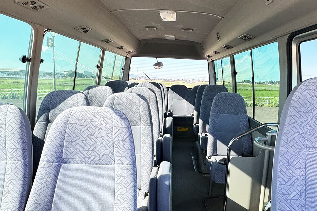 運転席から後部座席へ撮影。団体利用に最適26人乗りマイクロバスレンタカー｜クラブチーム・少年団・送迎に。